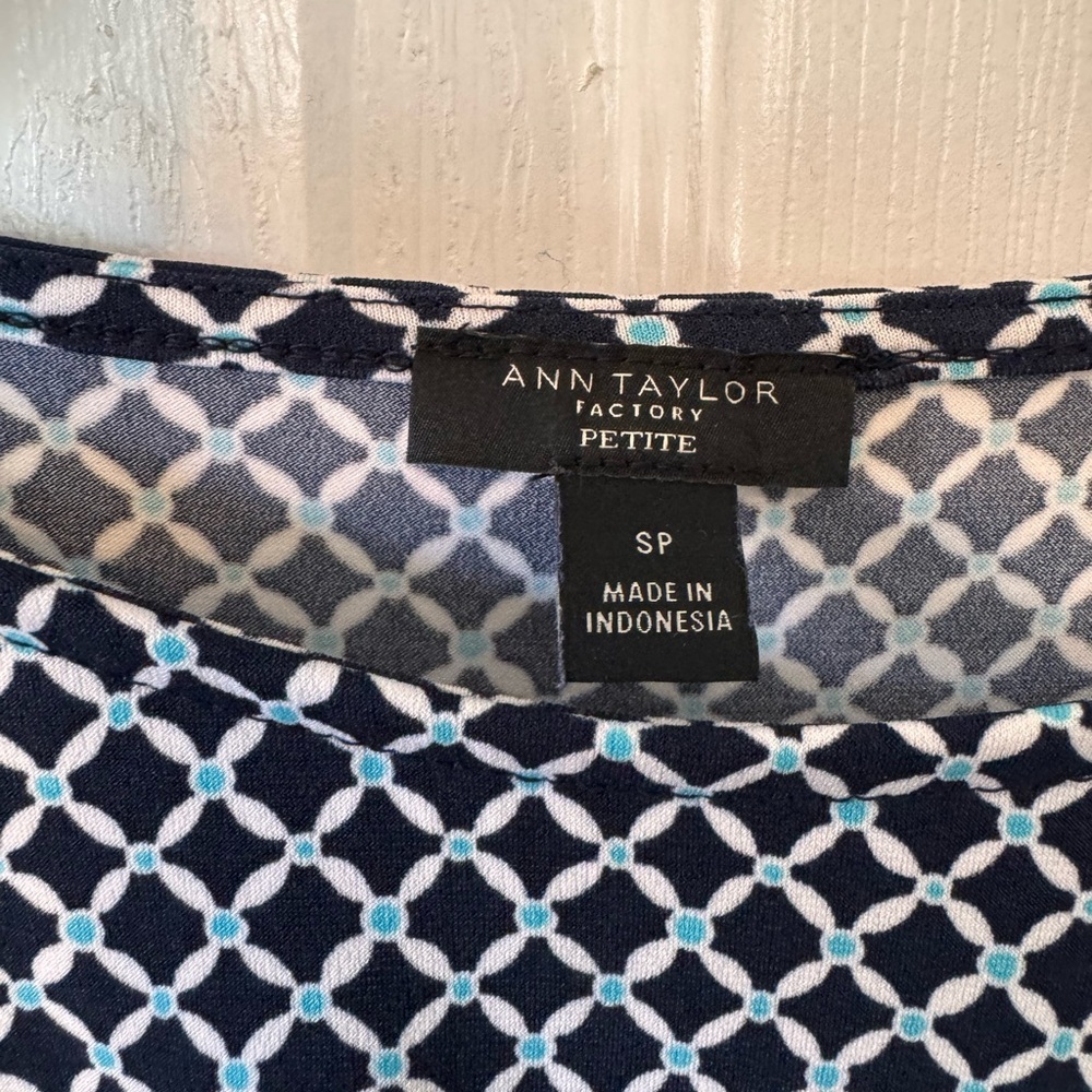 Ann Taylor Factory Blue White Geometric Pattern Sleeveless Faux Wrap Dress Sz SP - Picture 6 of 12